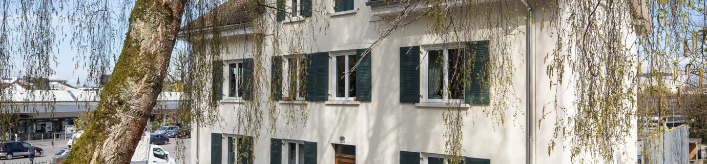 Klostergasse Aussenansicht mit Baum im Vordergrund