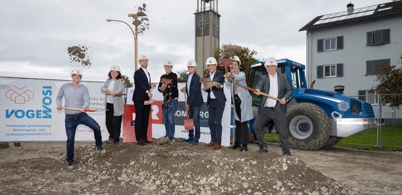 Hatten sichtlich Spaß beim Spatenstich (v. l. n. r.): Johannes Flatz und Angelika Rübenak von Rhomberg Bau, Landesrat Mag. Marco Tittler, Robert Kofler (Kofler Baustatik), Martin Summer (Rhomberg Bau), VOGEWOSI-Geschäftsführer Dr. Hans-Peter Lorenz, Architektin Dipl.-Ing. Susanne Gaudl und Martin Schuler (Rhomberg Bau). Foto: Land Vorarlberg/C. Hefel