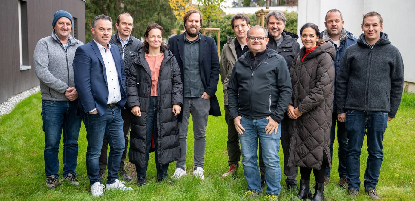 Die Verantwortlichen der Alpenländischen und von Rhomberg Bau sowie Lustenaus Bürgermeister Dr. Kurt Fischer begrüßten die neuen Mieter. Foto: Alpenländische/Julienne Speckle
