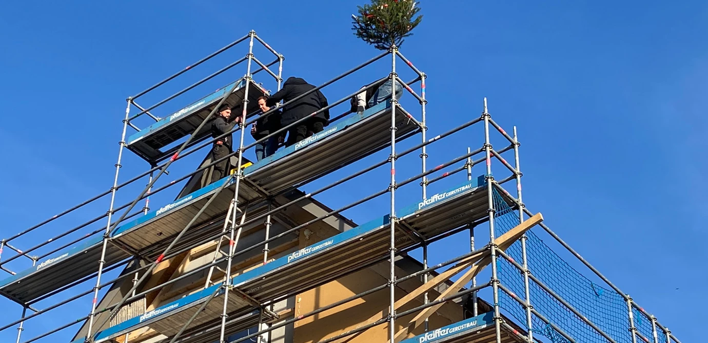 Mit dem Stellen des Firstbaums feierten Generalunternehmer Rhomberg Bau und Bauherr Florian Schertler den „Höhepunkt“ ihres gemeinsamen Bauprojekts. Bildnachweis: Rhomberg Bau
