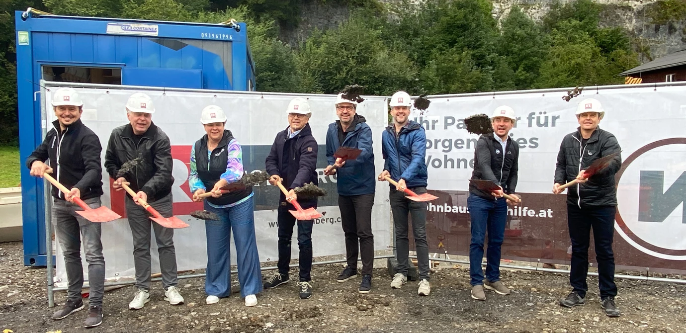 Feierten gemeinsam den Spatenstich (v. l. n. r.): Martin Kohler (Rhomberg Bau), Gemeindevorstand und Obmann des Gesundheits- und Pflegeausschusses Dr. Reinhard Bacher, Vizebürgermeisterin Elke Zimmermann, Thomas Schöpf (Geschäftsführer WS), 	Architekt Marcus Ender, Bauamtsleiter Ing. Thomas Graß, Josef Jenny (WS) und Christian Jauk (Rhomberg Bau). Bild: Rhomberg Bau