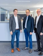 Die Geschäftsführung der Rhomberg Bau Gruppe (v. l. n. r.): Ing. Mag. (FH) Tobias Vonach (CFO), Dipl.-Ing. Hubert Rhomberg (CEO), Mag. (FH) Matthias Moosbrugger, MBA (CTO).