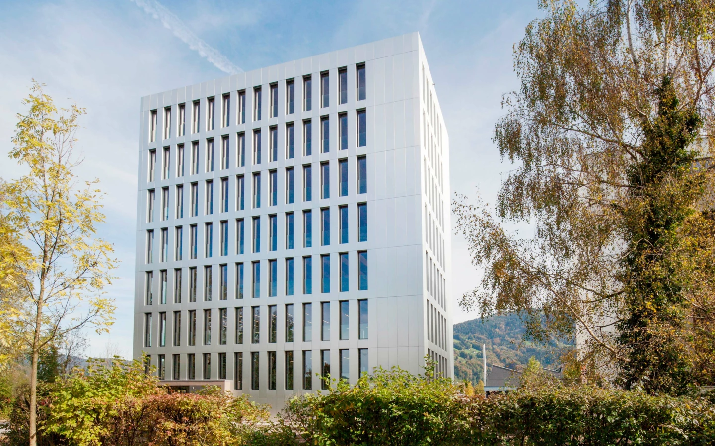 LifeCycle Tower LCT One Cree Aussenansicht mit Bäumen LifeCycle Tower LCT One Cree Aussenansicht mit Bäumen