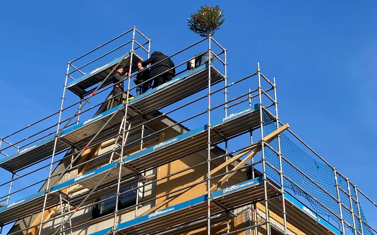 Mit dem Stellen des Firstbaums feierten Generalunternehmer Rhomberg Bau und Bauherr Florian Schertler den „Höhepunkt“ ihres gemeinsamen Bauprojekts. Bildnachweis: Rhomberg Bau
