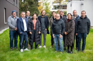 Die Verantwortlichen der Alpenländischen und von Rhomberg Bau sowie Lustenaus Bürgermeister Dr. Kurt Fischer begrüßten die neuen Mieter. Foto: Alpenländische/Julienne Speckle
