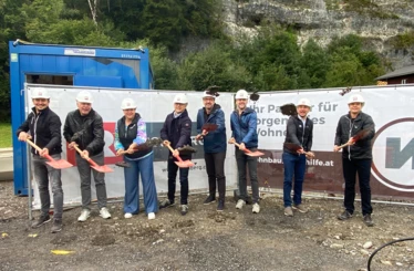 Feierten gemeinsam den Spatenstich (v. l. n. r.): Martin Kohler (Rhomberg Bau), Gemeindevorstand und Obmann des Gesundheits- und Pflegeausschusses Dr. Reinhard Bacher, Vizebürgermeisterin Elke Zimmermann, Thomas Schöpf (Geschäftsführer WS), 	Architekt Marcus Ender, Bauamtsleiter Ing. Thomas Graß, Josef Jenny (WS) und Christian Jauk (Rhomberg Bau). Bild: Rhomberg Bau