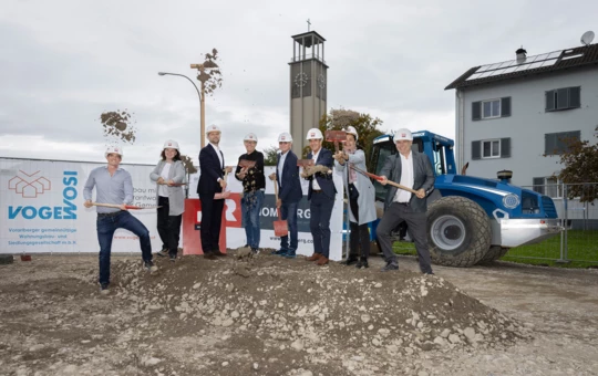 Hatten sichtlich Spaß beim Spatenstich (v. l. n. r.): Johannes Flatz und Angelika Rübenak von Rhomberg Bau, Landesrat Mag. Marco Tittler, Robert Kofler (Kofler Baustatik), Martin Summer (Rhomberg Bau), VOGEWOSI-Geschäftsführer Dr. Hans-Peter Lorenz, Architektin Dipl.-Ing. Susanne Gaudl und Martin Schuler (Rhomberg Bau). Foto: Land Vorarlberg/C. Hefel