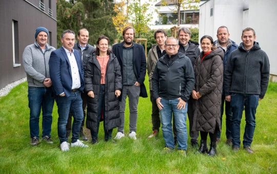 Die Verantwortlichen der Alpenländischen und von Rhomberg Bau sowie Lustenaus Bürgermeister Dr. Kurt Fischer begrüßten die neuen Mieter. Foto: Alpenländische/Julienne Speckle
