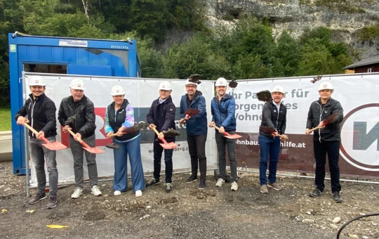 Feierten gemeinsam den Spatenstich (v. l. n. r.): Martin Kohler (Rhomberg Bau), Gemeindevorstand und Obmann des Gesundheits- und Pflegeausschusses Dr. Reinhard Bacher, Vizebürgermeisterin Elke Zimmermann, Thomas Schöpf (Geschäftsführer WS), 	Architekt Marcus Ender, Bauamtsleiter Ing. Thomas Graß, Josef Jenny (WS) und Christian Jauk (Rhomberg Bau). Bild: Rhomberg Bau