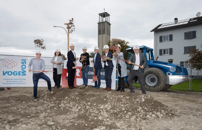 Hatten sichtlich Spaß beim Spatenstich (v. l. n. r.): Johannes Flatz und Angelika Rübenak von Rhomberg Bau, Landesrat Mag. Marco Tittler, Robert Kofler (Kofler Baustatik), Martin Summer (Rhomberg Bau), VOGEWOSI-Geschäftsführer Dr. Hans-Peter Lorenz, Architektin Dipl.-Ing. Susanne Gaudl und Martin Schuler (Rhomberg Bau). Foto: Land Vorarlberg/C. Hefel