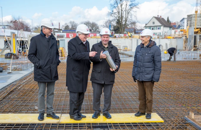 Bei der Grundsteinlegung: Martin Summer, Geschäftsführer von Rhomberg Bau, Bürgermeister Michael Simma, Erich Mayer, Geschäftsführer Wohnbauselbsthilfe, und Walter-Heinz Rhomberg (v. l. n. r.) auf dem Baufeld des „Bäumlequartiers am See“.