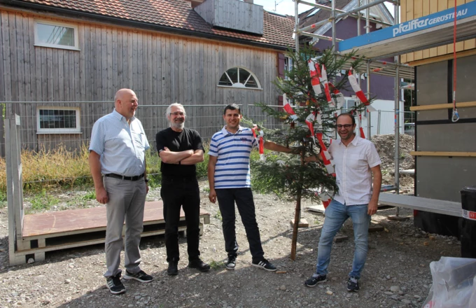 Gruppenbild mit Firstbaum: Bürgermeister Thomas Pinter, Architekt Martin Rümmele, Bauleiter Mitar Simikic und Prokurist Jürgen Loacker von der Wohnbauselbsthilfe feierten die Dachgleiche ihres Wohnbauprojekts in der Herrengasse.