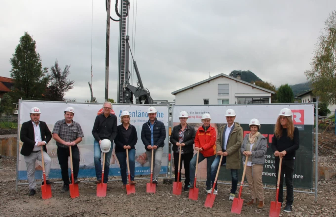 Vertreter:innen von Bauherrin AGW, Generalunternehmer Rhomberg Bau, Architekturbüro Drexel sowie der Stadt Hohenems beim Spatenstich vor rund zwei Wochen im Brühl.