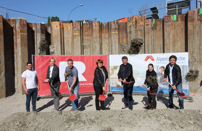 Hoheitlicher Spatenstich bei kaiserlichem Wetter: (v.l.n.r.) Bernhard Fink und Christian Jauk (beide Rhomberg Bau), Markus Allgäuer und Alexandra Schalegg von Bauherr Alpenländische Heimstätte, Bürgermeister Dr. Kurt Fischer, Daniela Fetz und Dieter Vetter von Dieter Vetter Architekten.