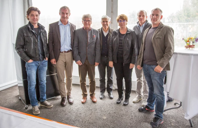 Freuten sich mit den neuen Mietern: Architekt Dieter Vetter, Bürgermeister Markus Linhart, Ing. Wilhelm Muzyczyn (AH), Kommerzialrat Walter-Heinz Rhomberg, Alexandra Schalegg (AH), Christian Jauk und Martin-Christian Schuler (Rhomberg Bau) (v. l. n. r.)