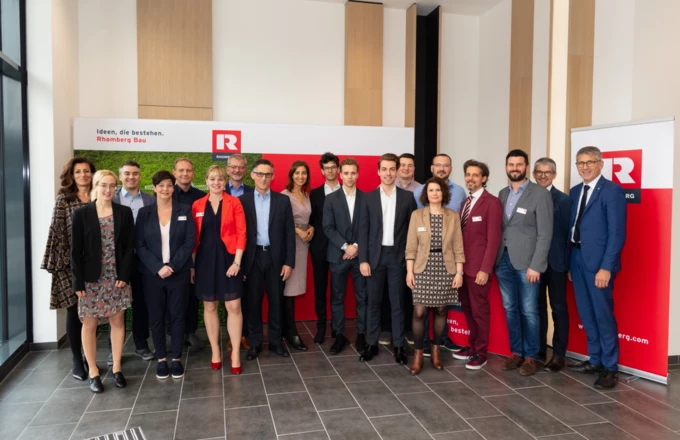 Das Rhomberg Bau Team der Niederlassung Wien mit CEO Ernst Thurnher sowie Geschäftsführer Martin Summer im neuen Bürogebäude am Wiener Hauptbahnhof.