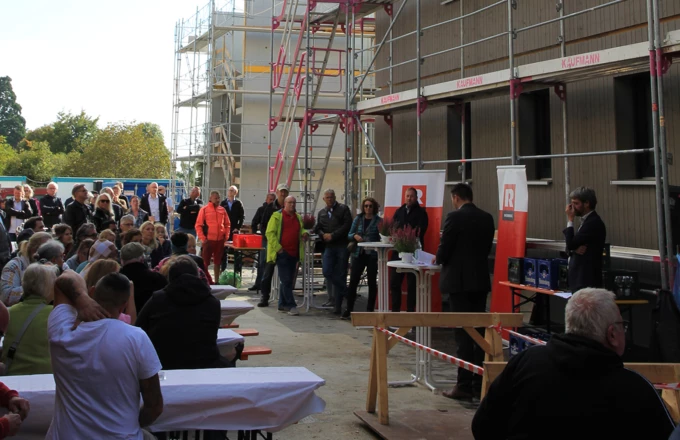 „Full house“ beim Richtfest: Knapp 100 Gäste feierten den Höhepunkt des Mietwohn-Bauprojekts in Heiligenberg. Bildnachweis: Rhomberg Bau