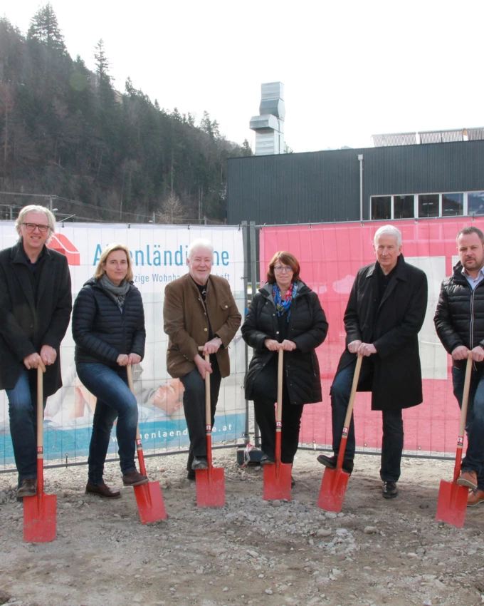 Feierten gemeinsam den Spatenstich für ihre neue Wohnanlage in Feldkirch-Altenstadt: Christian Jauk von Rhomberg Bau, die Architekten Reinhard und Eveline Drexel, Ortsvorsteher Josef Mähr, AH-Geschäftsstellenleiterin Alexandra Schalegg, Bürgermeister Wilfried Berchtold und Markus Allgäuer von der Alpenländischen (v. l. n. r.).