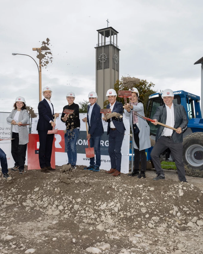 Hatten sichtlich Spaß beim Spatenstich (v. l. n. r.): Johannes Flatz und Angelika Rübenak von Rhomberg Bau, Landesrat Mag. Marco Tittler, Robert Kofler (Kofler Baustatik), Martin Summer (Rhomberg Bau), VOGEWOSI-Geschäftsführer Dr. Hans-Peter Lorenz, Architektin Dipl.-Ing. Susanne Gaudl und Martin Schuler (Rhomberg Bau). Foto: Land Vorarlberg/C. Hefel