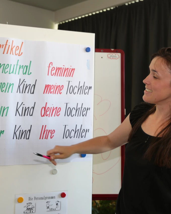 Für ein besseres Verständnis und Miteinander am Arbeitsplatz pauken derzeit 18 gewerbliche Mitarbeiter der Rhomberg Bau drei Monate lang die deutsche Grammatik. 