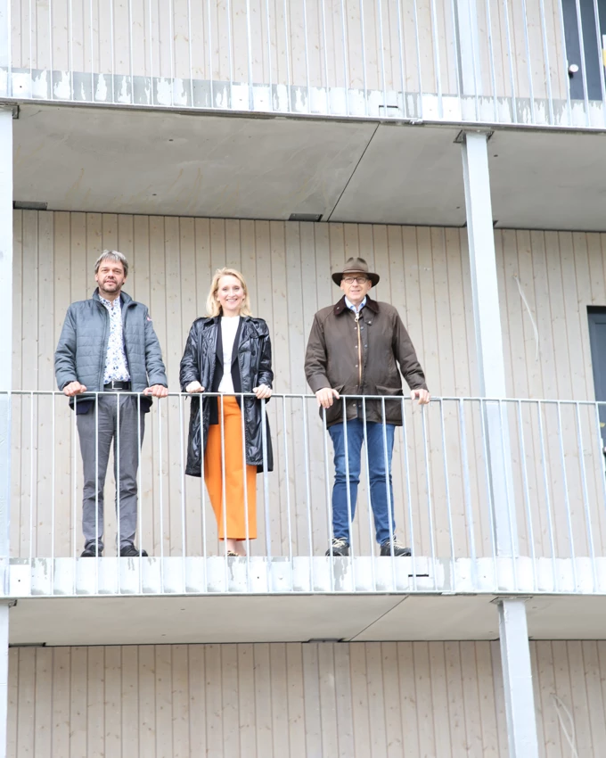 Gruppenbild mit Richtbaum (v.l.n.r.): Joachim Nägele, Geschäftsführer Rhomberg Bau und WoodRocks Gmbh, Lindaus Oberbürgermeisterin Dr. Claudia Alfons sowie GWG-Geschäftsführer Alexander Mayer. Bildnachweis: Rhomberg Bau