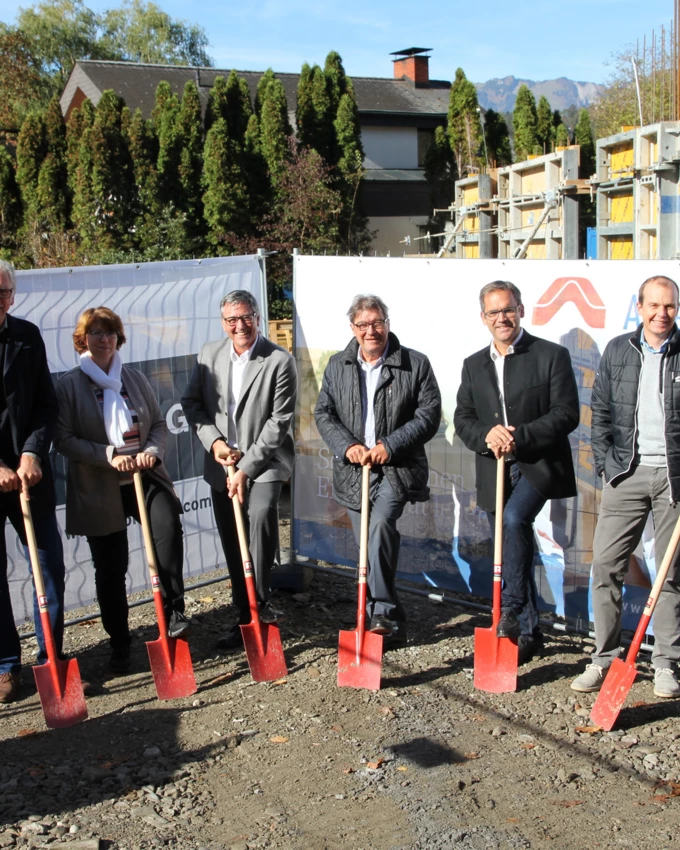 Beim Spatenstich in Feldkirch: Arch. Dipl.-Ing. Reinhard Drexel, Alexandra Schalegg (AH), Vize-Bürgermeister Wolfgang Matt, Ing. Wilhelm Muzyczyn (AH), Ortsvorsteher Peter Stieger, Ing. Christian Jauk (Rhomberg Bau) und Arch. Dipl. Ing. Evelyn Drexel (v. l. n. r.).