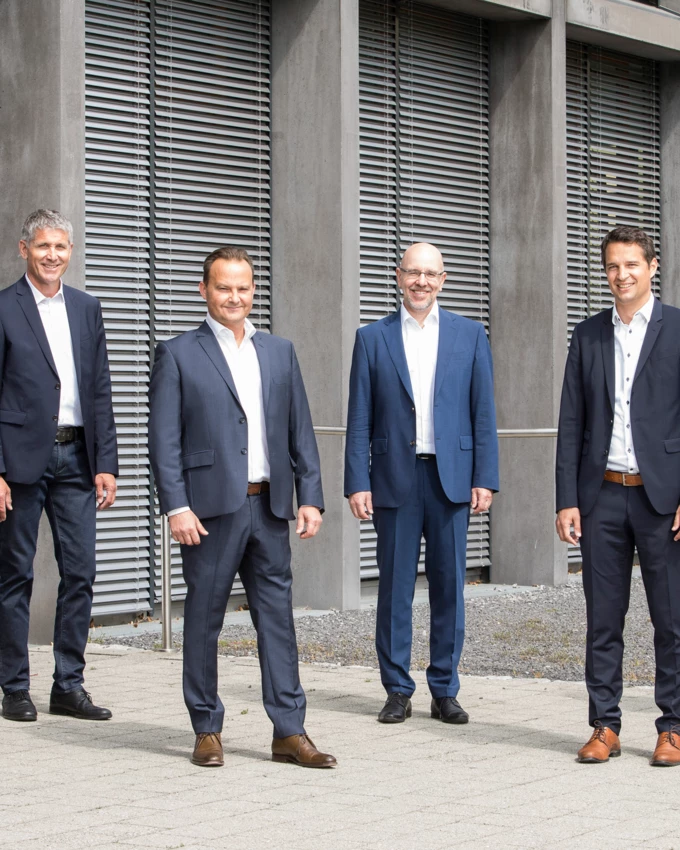 Gemeinsam mit dem vorgeschriebenen Abstand für Rhomberg Bau: Das neue Führungsteam Matthias Moosbrugger, Martin Summer, Gerhard Vonbank, Jürgen Jussel, Tobias Vonach und Rupert Grienberger (v. l. n. r.).
Quelle: Walser Image
