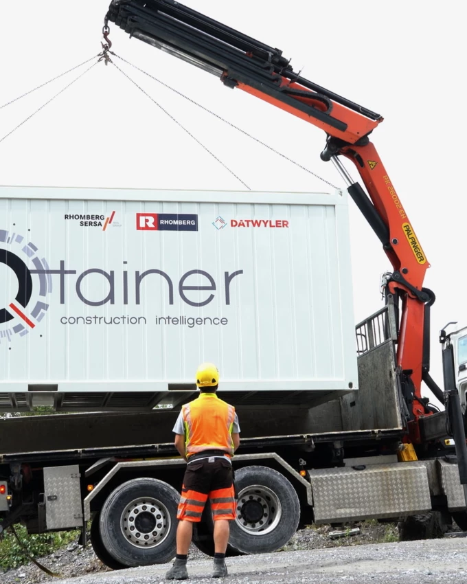 Von außen ein handelsüblicher Baustellencontainer, innen ein Komplettsystem zur Datenerfassung und -analyse auf Baustellen: der Q-tainer von Dätwyler IT Infra und der Rhomberg Sersa Rail Group.