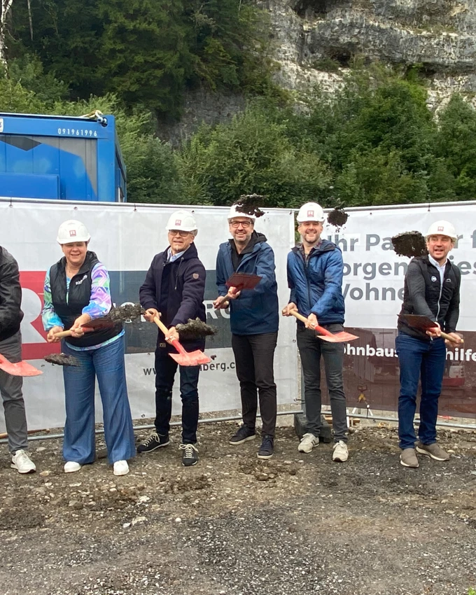 Feierten gemeinsam den Spatenstich (v. l. n. r.): Martin Kohler (Rhomberg Bau), Gemeindevorstand und Obmann des Gesundheits- und Pflegeausschusses Dr. Reinhard Bacher, Vizebürgermeisterin Elke Zimmermann, Thomas Schöpf (Geschäftsführer WS), 	Architekt Marcus Ender, Bauamtsleiter Ing. Thomas Graß, Josef Jenny (WS) und Christian Jauk (Rhomberg Bau). Bild: Rhomberg Bau