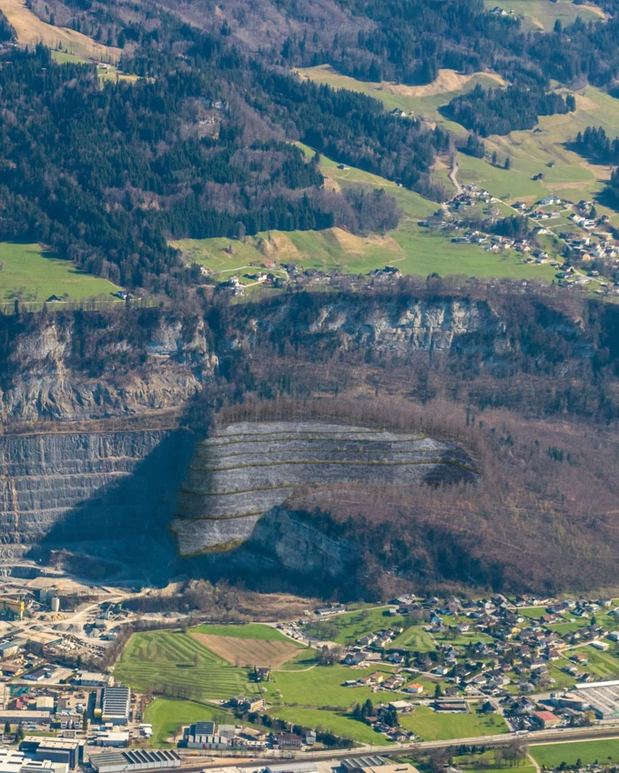 Visualisierung des von Rhomberg eingereichten Projekts am Steinbruch Unterklien, mit dem das Unternehmen seinen Beitrag zur Rohstoffsicherheit in Vorarlberg leisten will.