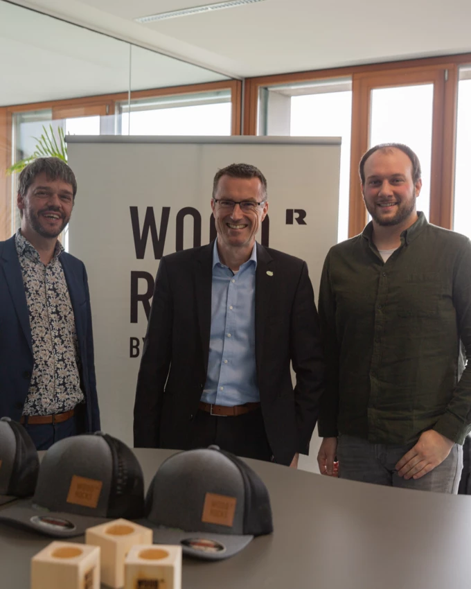 Schaffen zukünftig gemeinsam modernen Wohnbau, für die Menschen und zu fairen Preisen: Die beiden WoodRocks-Geschäftsführer Joachim Nägele (l.) und Alexander Hilbe (r.) mit Marcus Witzke, CEO Hoffnungsträger Stiftung, in ihrer Mitte.