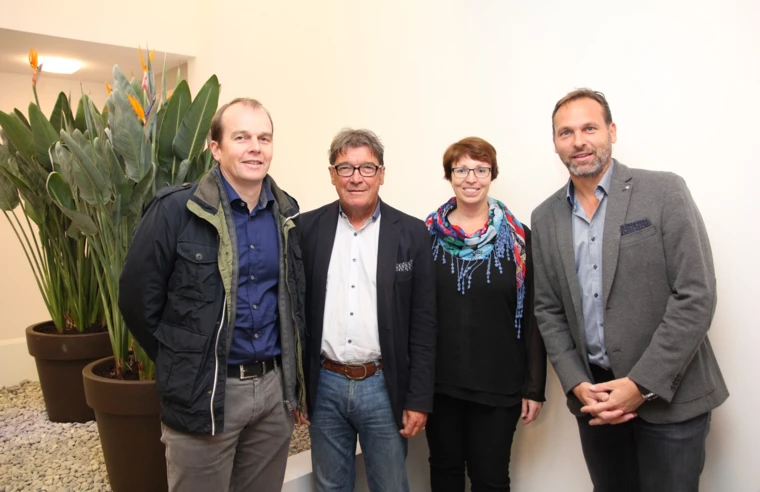 Christian Jauk von Rhomberg Bau, Ing. Wilhelm Muzyczyn und Alexandra Schalegg von der Alpenländischen sowie Architekt Dipl. Ing. Bernd Spiegel (v. l. n. r.) im Atrium ihrer neuen Wohnanlage in Hohenems.