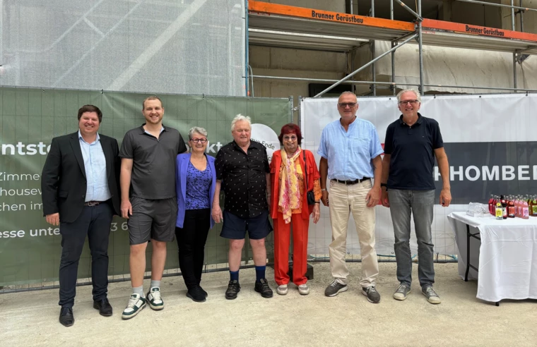 Feierten gemeinsam die Fertigstellung des Rohbaus (v. l. n. r.): Rhomberg Bau-Geschäftsführer Daniel Leitinger, Sohn Raphael und Bauherrin Pia Lengauer mit Pias Eltern Hermann und Hedwig Bischof sowie Donald Gebhardt von Gebhardt Immobilien und Architekt Reinhard Drexel. Bildnachweis: Rhomberg Bau