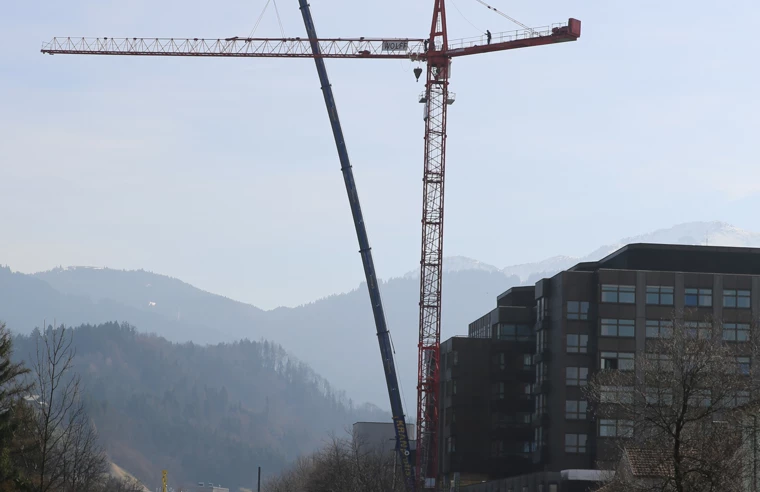 Vorarlbergs derzeit größter Kran beim KH Dornbirn