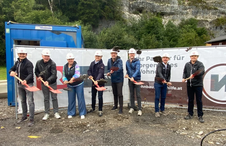 Feierten gemeinsam den Spatenstich (v. l. n. r.): Martin Kohler (Rhomberg Bau), Gemeindevorstand und Obmann des Gesundheits- und Pflegeausschusses Dr. Reinhard Bacher, Vizebürgermeisterin Elke Zimmermann, Thomas Schöpf (Geschäftsführer WS), 	Architekt Marcus Ender, Bauamtsleiter Ing. Thomas Graß, Josef Jenny (WS) und Christian Jauk (Rhomberg Bau). Bild: Rhomberg Bau