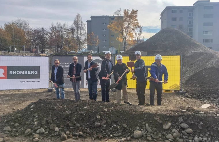 Hatten sichtlich Spaß bei der Einweihung der Baustelle in Hard: Jürgen Loacker (WSH), Stefan Gruber (Architekt KGM), Alexander Stuchly (GF i+R), Harald Köhlmeier (BM Hard), Erich Mayer (GF WSH), Summer Martin (GF Rhomberg Bau) und Josef Jenny (WSH) (v. l. n. r.).