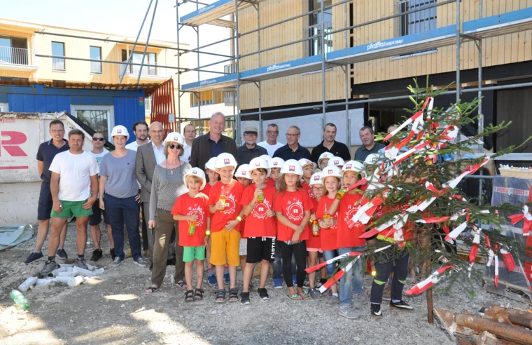 Bauherr, Generalunternehmer, Architekten und Handwerker feierten gemeinsam mit Kindern der benachbarten Volksschule die Dachgleiche des Holzbauprojekts „Blattur“ in Götzis.
