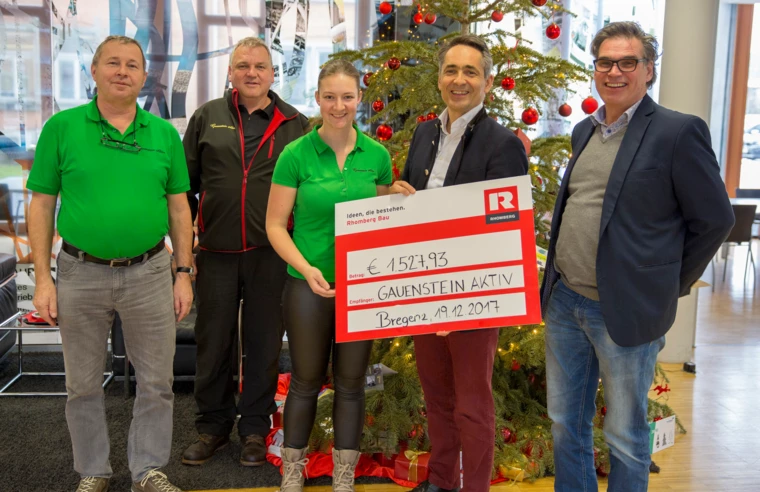 Vorzeitiges Weihnachtsgeschenk: Hubert Rhomberg (2. v. r.) und Helmut Salzgeber (r.) von der Rhomberg Gruppe übergaben ihre Spende über knapp 1 600 Euro an Erich Fritz, Artur Heim und Stefanie Burtscher (v. l. n. r.) von „Gauenstein Aktiv“.