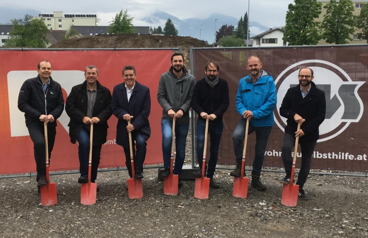 Spatenstich in Wolfurt: Vertreter von Bauherr Wohnbauselbsthilfe, Generalunternehmer Rhomberg Bau, Architekt und Gemeinde feierten den Baustart für eine neue Wohnanlage in der Lerchenstraße.