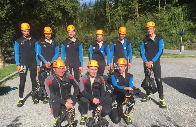 Bild von Lehrlingen 2019 in Rafting-Ausrüstung