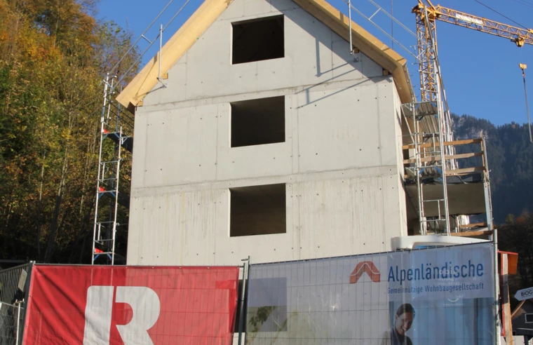 Am Ziel: Beim gemeinsamen Wohnbauprojekt von Alpenländischer Heimstätte und Rhomberg Bau in der Burgstraße, Hohenems, steht der Firstbaum.