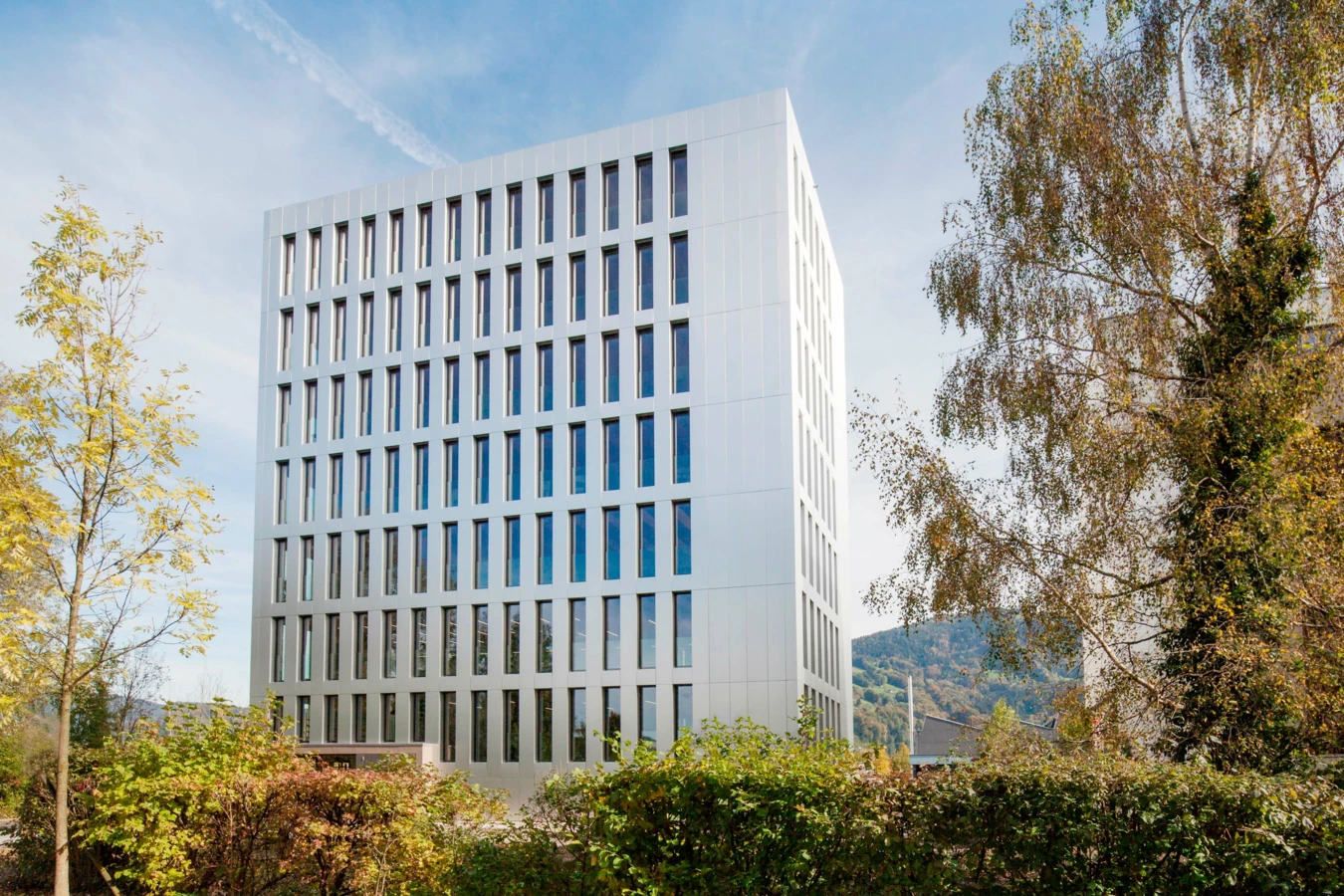 LifeCycle Tower LCT One Cree Aussenansicht mit Bäumen LifeCycle Tower LCT One Cree Aussenansicht mit Bäumen