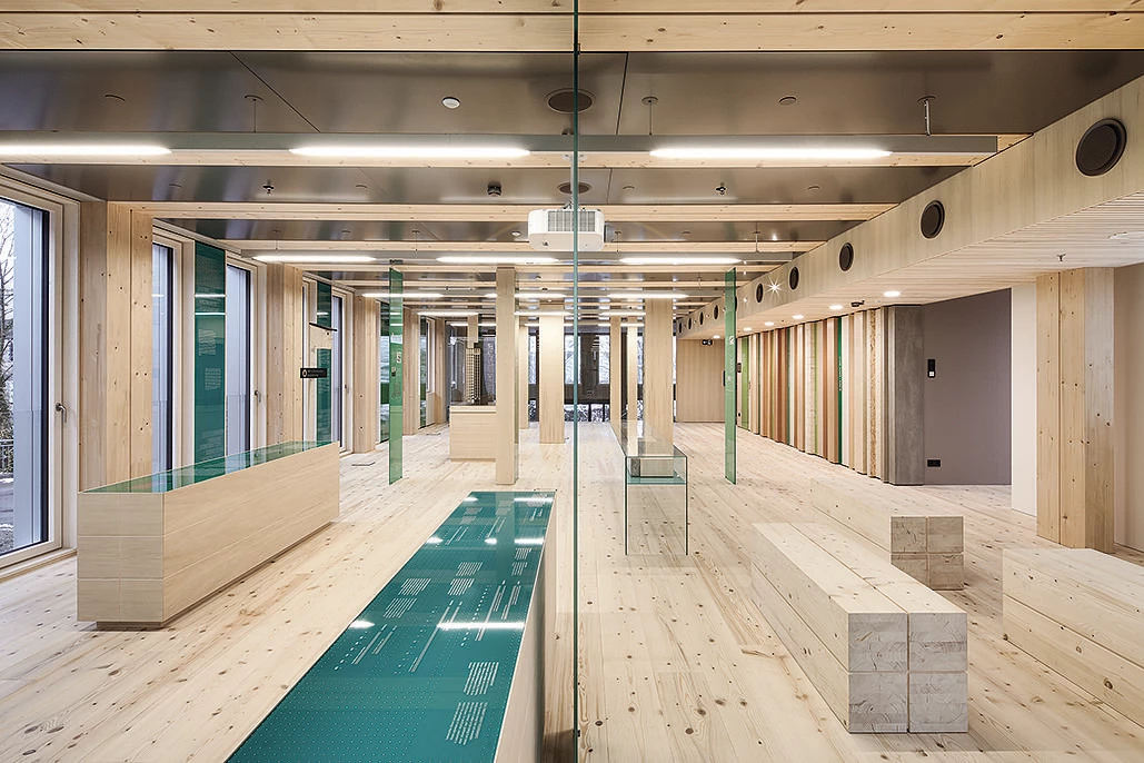 Holz- und Systembau LifeCycle Tower Rhomberg Bau Innenraum aus Holz mit Bänken Holz- und Systembau LifeCycle Tower Rhomberg Bau Innenraum aus Holz mit Bänken